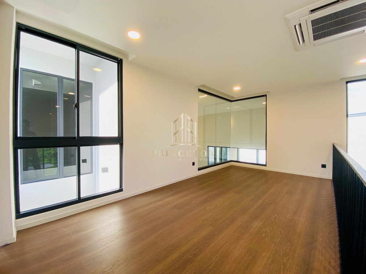 picture VIVE New Krungthep Kreetha Luxury 3-Storey Modern Home - 44/49