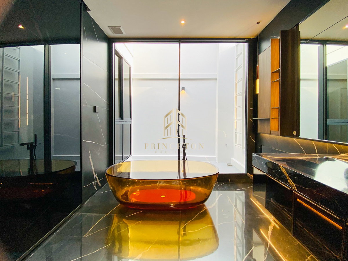 picture VIVE New Krungthep Kreetha Luxury 3-Storey Modern Home - 40/49