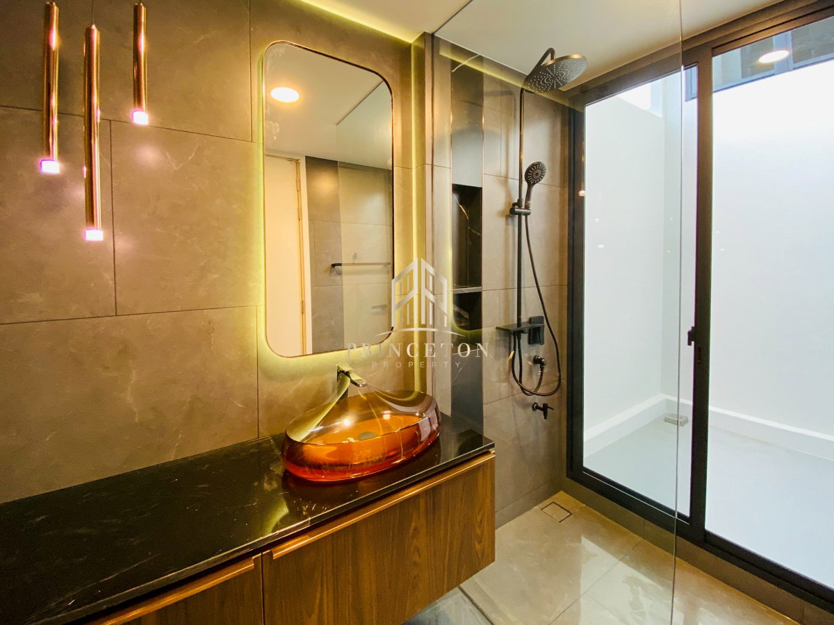 picture VIVE New Krungthep Kreetha Luxury 3-Storey Modern Home - 45/49