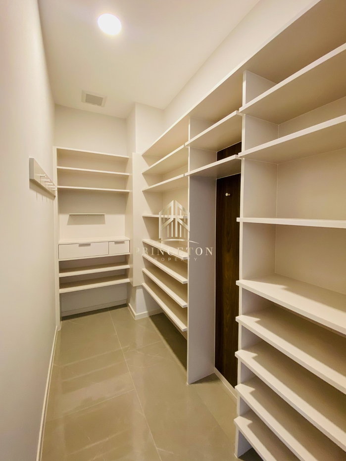 picture VIVE New Krungthep Kreetha Luxury 3-Storey Modern Home - 9/49