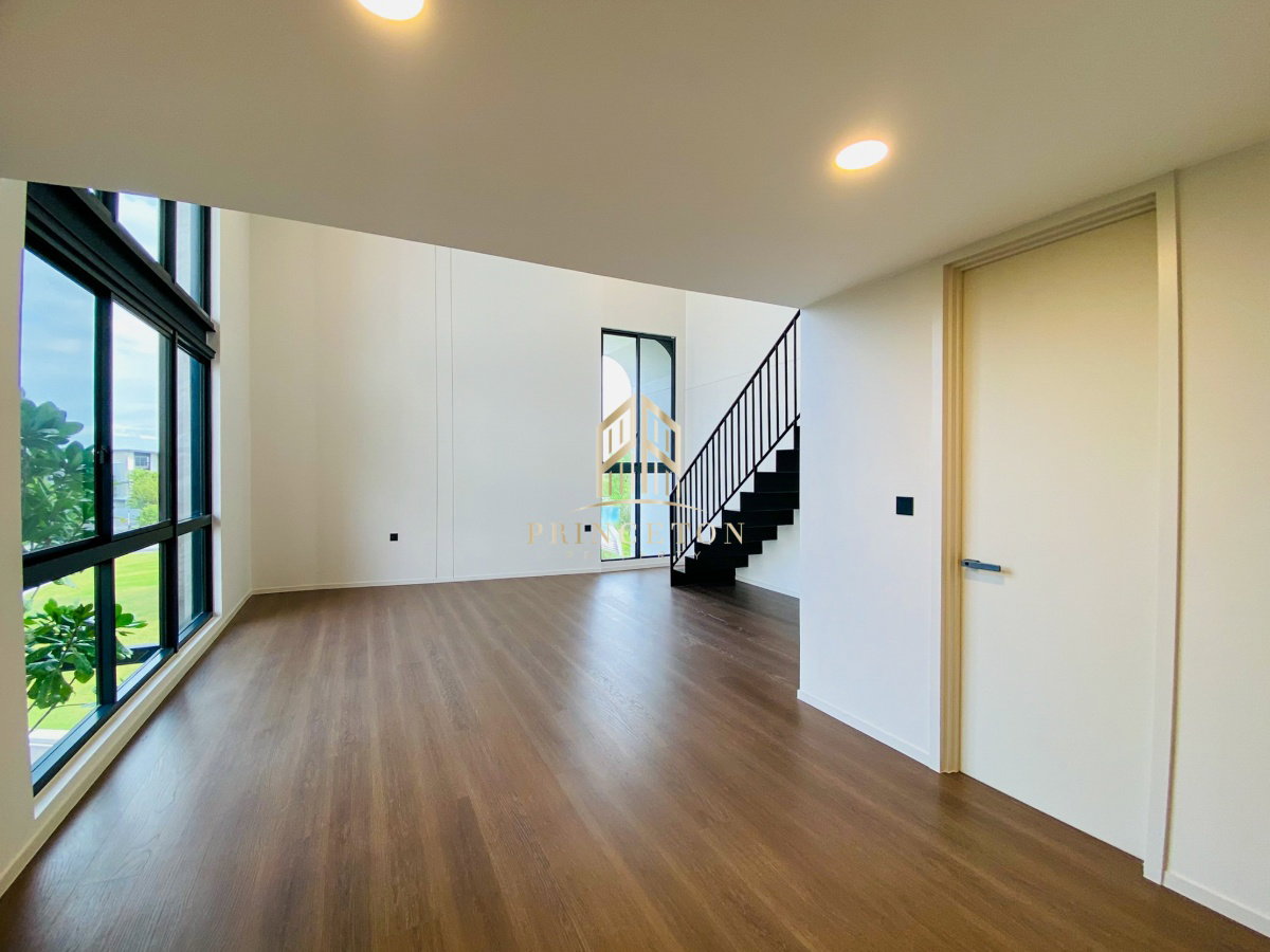 picture VIVE New Krungthep Kreetha Luxury 3-Storey Modern Home - 41/49