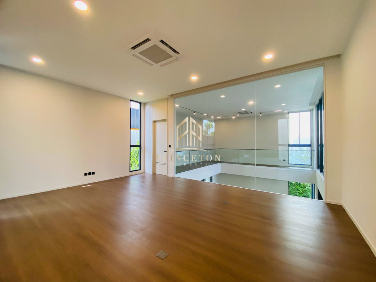 picture VIVE New Krungthep Kreetha Luxury 3-Storey Modern Home - 17/49