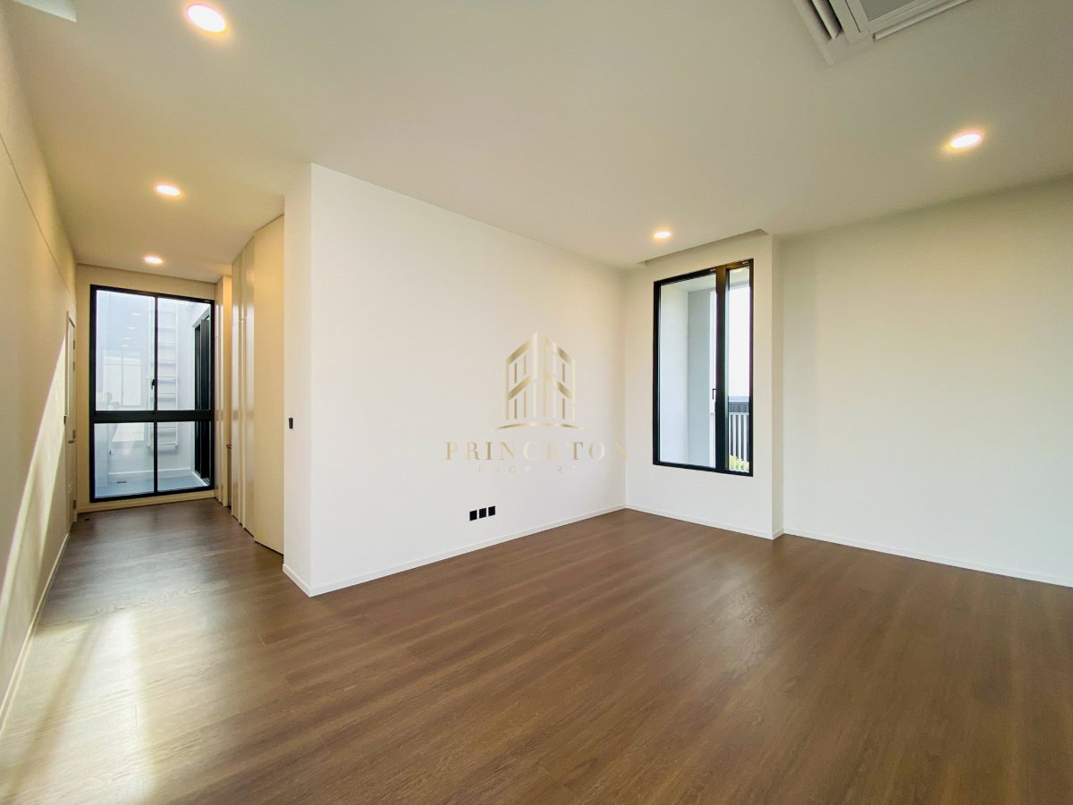 picture VIVE New Krungthep Kreetha Luxury 3-Storey Modern Home - 35/49