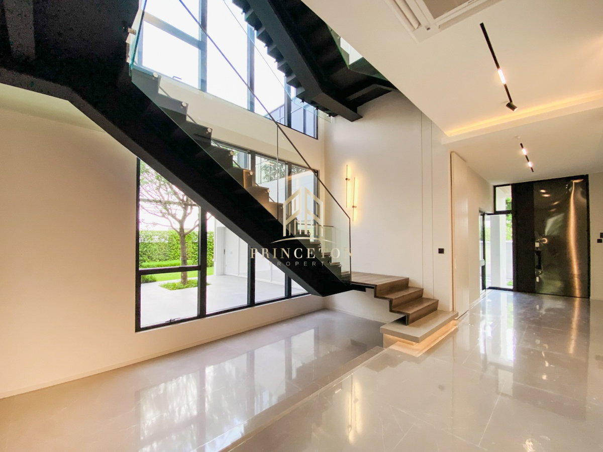 picture VIVE New Krungthep Kreetha Luxury 3-Storey Modern Home - 6/49