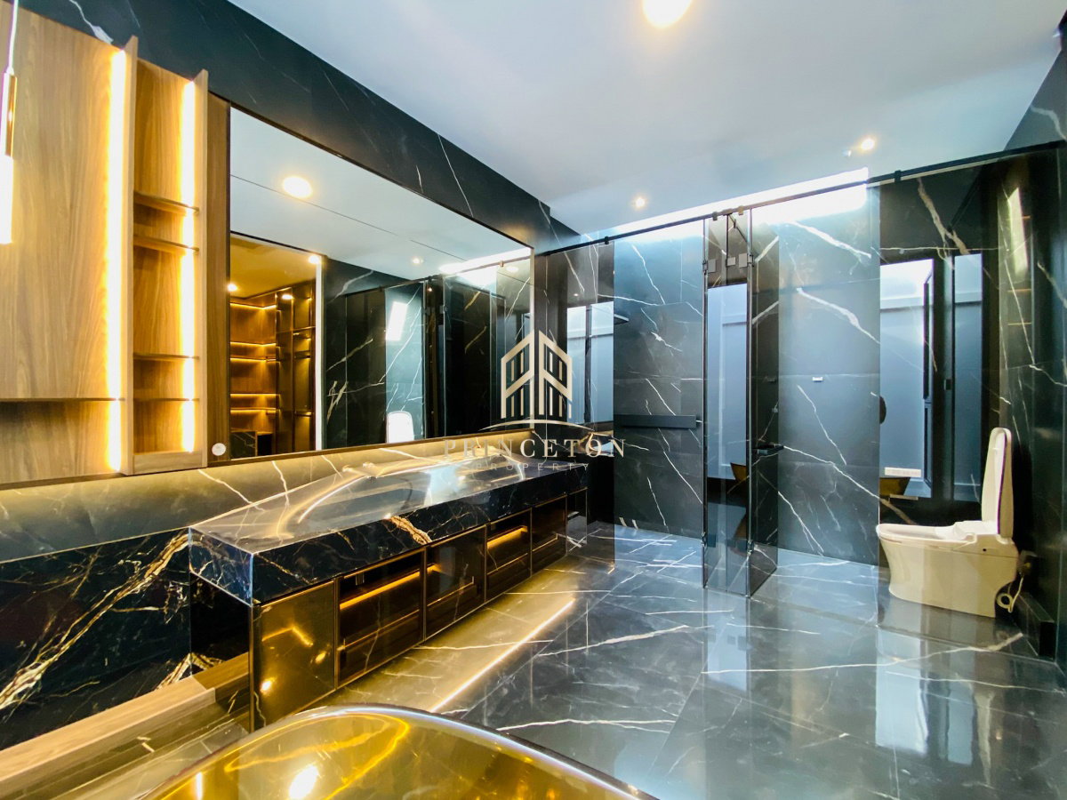 picture VIVE New Krungthep Kreetha Luxury 3-Storey Modern Home - 39/49
