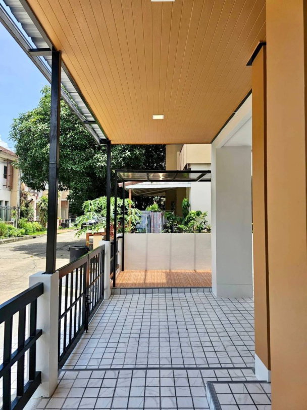 รูป บ้านแฝด แต่งใหม่ มีเฟอร์ หมู่บ้านพร้อมพัฒน์ กรีนโนวา รีโนเวทใหม่ ถนนปัญญาอินทรา เลียบคลองสอง คลองสามวา  - รูปที่ 3/23