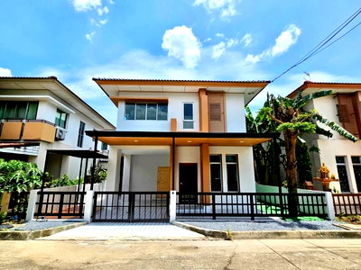 ขายบ้านแฝด : บ้านแฝด แต่งใหม่ มีเฟอร์ หมู่บ้านพร้อมพัฒน์ กรีนโนวา รีโนเวทใหม่ ถนนปัญญาอินทรา เลียบคลองสอง คลองสามวา 