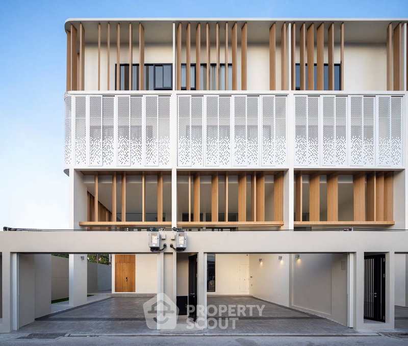 Townhouses for sale : 3-BR Townhouse With 350 Sqm, Sala Ladprao-Ratchayothin (Lat Phrao) (ID 1428697)