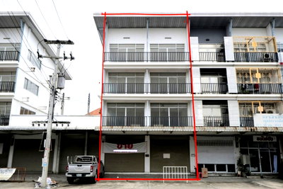 Shophouses for sale Pathumthani : 🔥 Urgent Sale! 3-Storey Corner Unit Shophouse on Main Road in Khlong Si Mueang Mai Market – 50 sq.wah of Prime Commercial Land