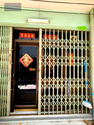 Shophouses for sale Nimibutr Stadium : Shophouse for sale, near Wongwian 22, Pom Prap Sattru Phai.