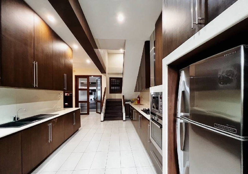 Townhouses for rent : 5-story townhome for rent. Unfurnished house. In the heart of Ekkamai. Very large at 450 sq.m. Features a large European-style built-in kitchen.