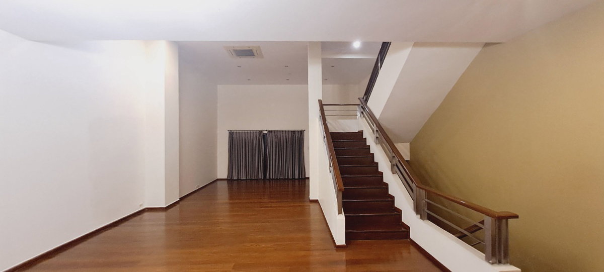 รูป ให้เช่าบ้านทาวน์โฮม 5 ชั้น บ้านเปล่า ใจกลางเอกมัย ใหญ่จัดเต็ม 450 ตร.ม. บิ้วท์อินครัวสไตล์ ยุโรปขนาดใหญ่. - รูปที่ 3/9