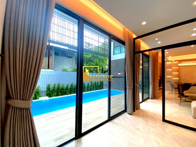 เช่าบ้านเดี่ยว โรงเรียนเซนต์แอนดรูส์อินเตอร์เนชันแนล กรุงเทพ : Modern 4 Bedroom Pool Villa For Rent in Phra Khanong Area - BR28298SH