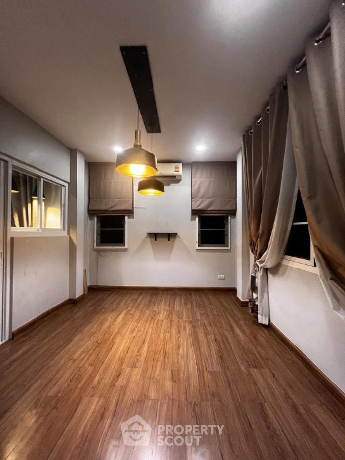 รูป บ้าน 4 ห้องนอน ขาย ใน เซนโทร รามอินทรา 109 ใกล้บางชัน (ID 1594892) - รูปที่ 7/28