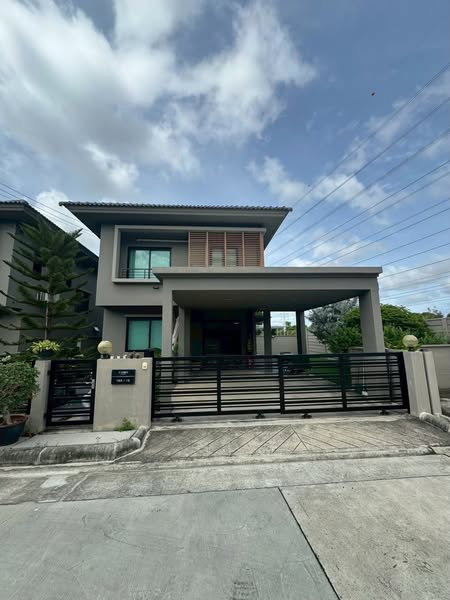 Townhouses for rent : House for rent COMO Botanica Bangna, ready to move in. If interested, contact Line @goodmanpro or call 0999029192.