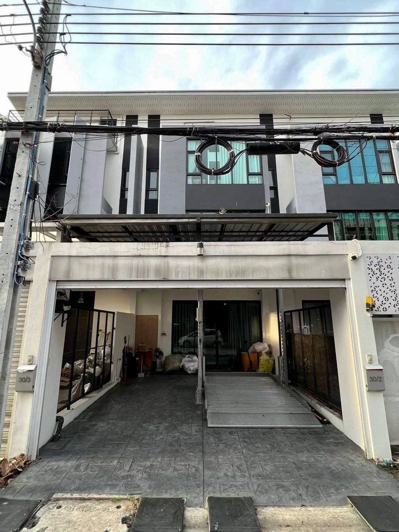 Shophouses for sale : For Sale: Luxurious 3.5-Storey Townhome at Neo Space Plus, Sukonthasawat 3 – Fully Built-in, Elegant Design with Private Lift