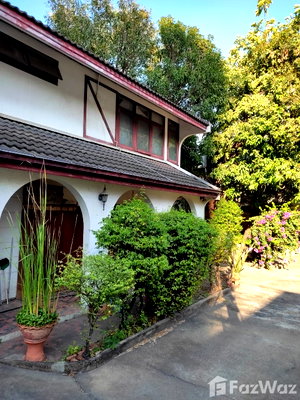 Houses for sale Makro Food Service Sukhumvit 71 : 4 Bedroom House for sale in Khlong Tan Nuea, Bangkok  1739388