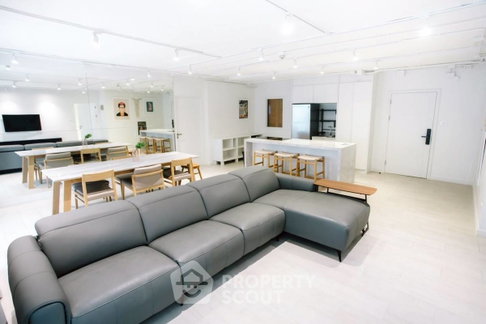 คอนโด 2 ห้องนอน 123 ตร.ม. ขาย Navin Court ใกล้ BTS เพลินจิต (ID 2357412)