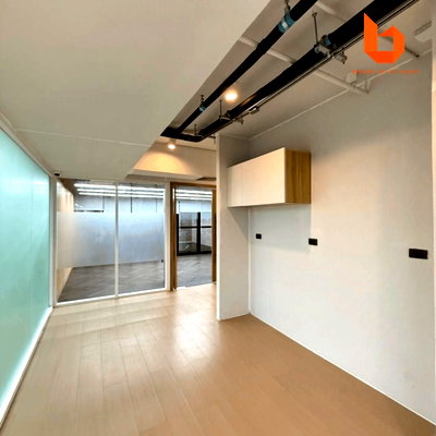 Office for rent : Office Space for rent Ekkamai, Sukhumvit. Near BTS Ekkamai Station. Size 450 SQM.