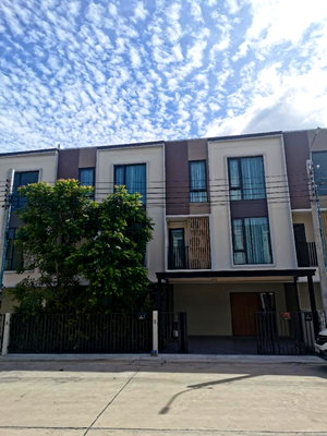 เช่าทาวน์โฮม เมกะ บางนา : 🏡 ให้เช่าทาวน์โฮม 3 ชั้น KRAF Bangna by Altitude บ้านใหญ่ สวย โมเดิร์น พร้อมสวนส่วนตัว และที่จอดรถ 4 คัน