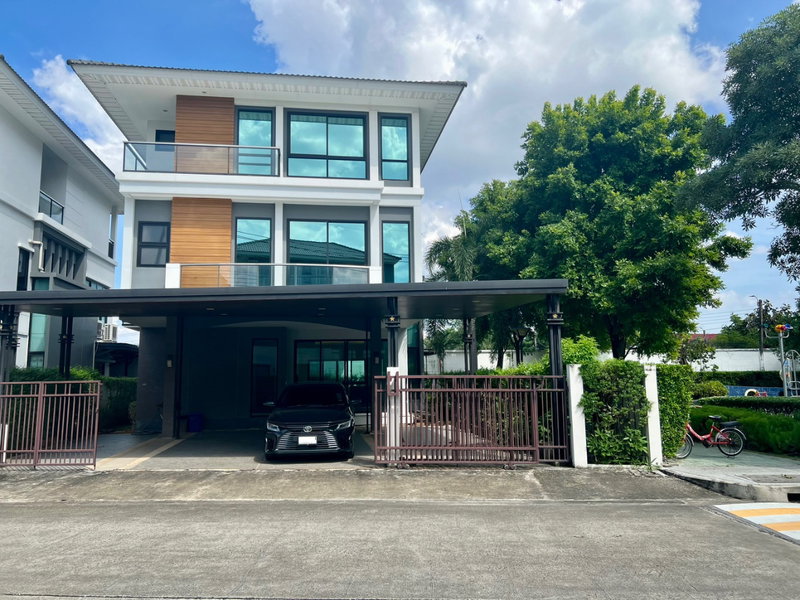 Twin houses for sale : For Sale: 3-Storey Semi-Detached Home – Supalai Essence Ladprao | Spacious 330 SQ.M. Luxury Residence with Premium Finishes in Prime Ladprao Location