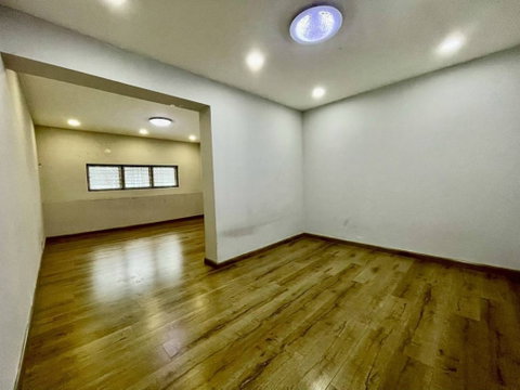 ให้ เช่า อาคารพาณิชย์ 3.5 ชั้น 16 ตรว. ถ.ประชาอุทิศ 60-1 ใกล้โรงเรียนอิสลามวิทยาลัย