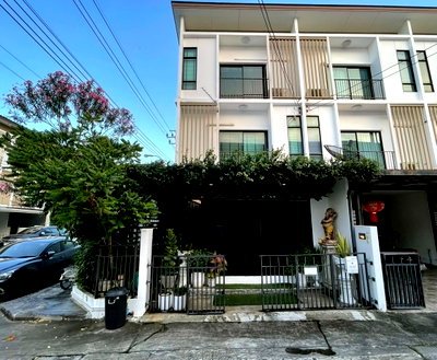 ทาวน์โฮม ม.เกษมบัณฑิต พัฒนาการ : ขายด่วน! ทาวน์โฮม 3 ชั้น หลังมุม Patio ศรีนครินทร์-พระราม 9 แต่งเป็น Home Office/Studio สุดอาร์ต พร้อมอยู่!