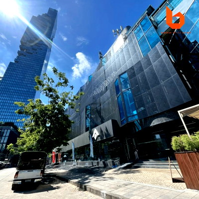 Office for rent : Showroom for rent on Silom Road, near BTS Chong Nonsi. Size 510 sq.m. Prime location with main road frontage.