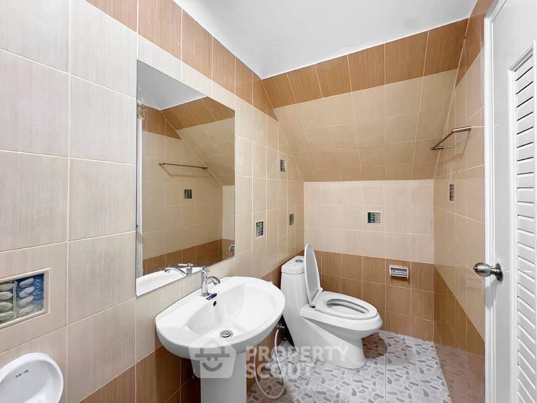 รูป ทาวน์เฮาส์ 2 ห้องนอน ขาย 72 ตร.ม. ในนาจอมเทียน พัทยา (ID 2126861) - รูปที่ 9/9