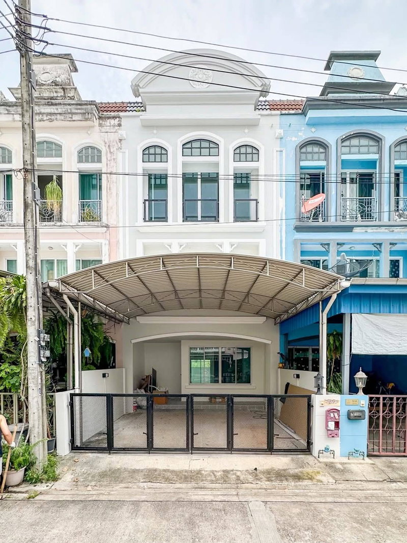 Townhouses for sale : 3-storey townhouse for sale in De Siam Village, Suan Luang Rama 9, outstanding location with potential and quiet atmosphere.