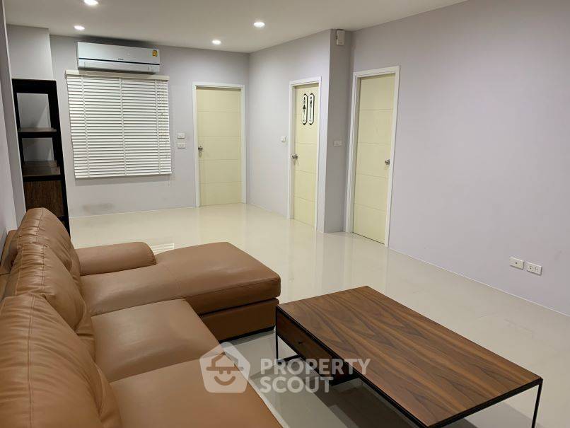 รูป ทาวน์โฮม 3 ห้องนอน ขาย The Exclusive Wongwaen - Ramintra (เลี้ยงสัตว์ได้) (ID 1643614) - รูปที่ 2/10
