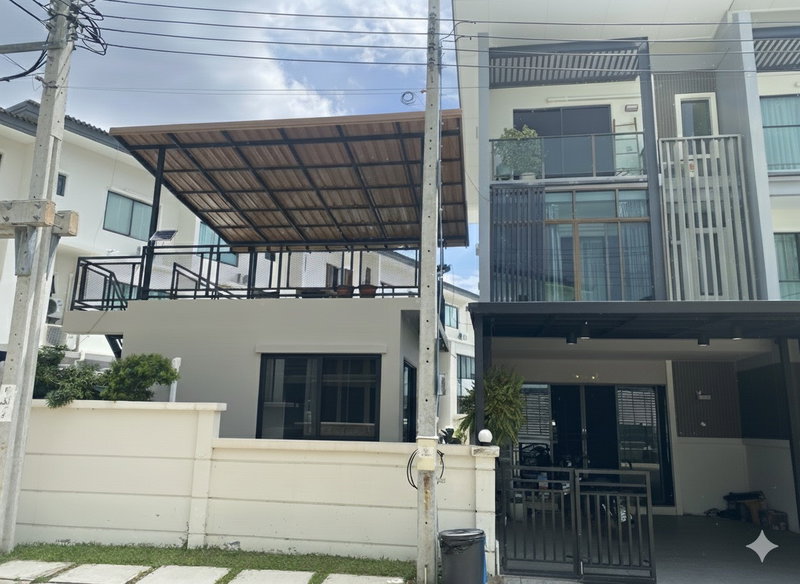 Townhouses for sale : Sale a 3-storey townhouse at Town Avenue Merge Rattanathibet, Sao Thong Hin Subdistrict, Bang Yai District, Nonthaburi Province