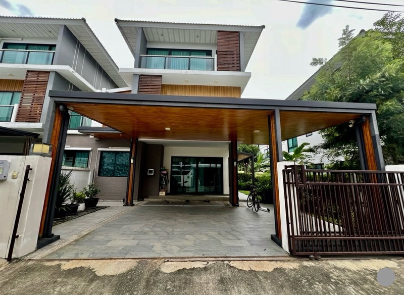 Twin houses for sale : For Sale: 3-Storey Semi-Detached Home at Supalai Essence Ladprao Spacious Green Living | Prime Ladprao Location Near MRT Yellow Line: