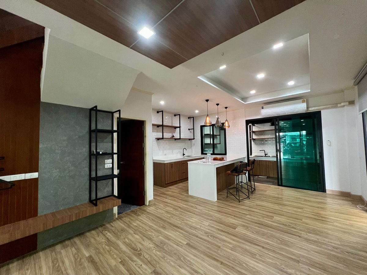 รูป ขายทาวน์โฮม 3 ชั้น ศุภาลัย เอสเซ้นส์ ลาดพร้าว | ทาวน์โฮมหลังใหญ่ Built-in สวย พื้นที่สวนข้างบ้านร่มรื่น ให้ความเป็นส่วนตัวเหมือนบ้านเดี่ยว - รูปที่ 10/31