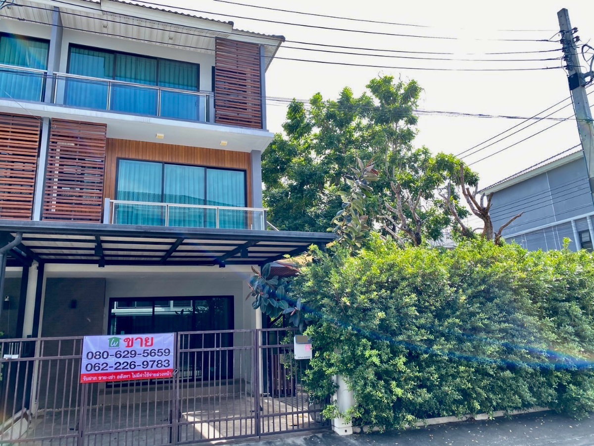 รูป ขายทาวน์โฮม 3 ชั้น ศุภาลัย เอสเซ้นส์ ลาดพร้าว | ทาวน์โฮมหลังใหญ่ Built-in สวย พื้นที่สวนข้างบ้านร่มรื่น ให้ความเป็นส่วนตัวเหมือนบ้านเดี่ยว - รูปที่ 2/31