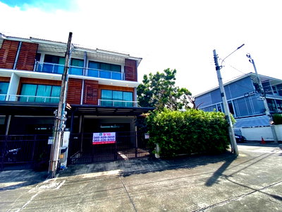 ทาวน์โฮม ลาดพร้าว 107 : ขายทาวน์โฮม 3 ชั้น ศุภาลัย เอสเซ้นส์ ลาดพร้าว | ทาวน์โฮมหลังใหญ่ Built-in สวย พื้นที่สวนข้างบ้านร่มรื่น ให้ความเป็นส่วนตัวเหมือนบ้านเดี่ยว