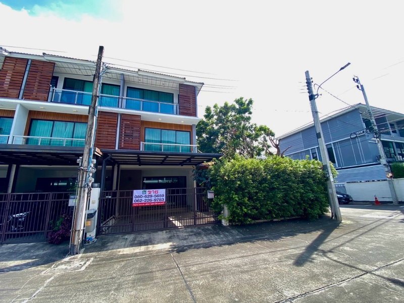 Townhouses for sale : For Sale: 3-Storey Townhome at Supalai Essence Ladprao Large Corner Lot Living | Built-in Interior | Green Surroundings | Near MRT Yellow Line