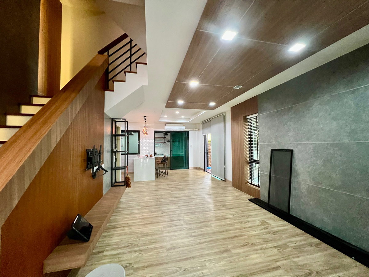 รูป ขายทาวน์โฮม 3 ชั้น ศุภาลัย เอสเซ้นส์ ลาดพร้าว | ทาวน์โฮมหลังใหญ่ Built-in สวย พื้นที่สวนข้างบ้านร่มรื่น ให้ความเป็นส่วนตัวเหมือนบ้านเดี่ยว - รูปที่ 11/31