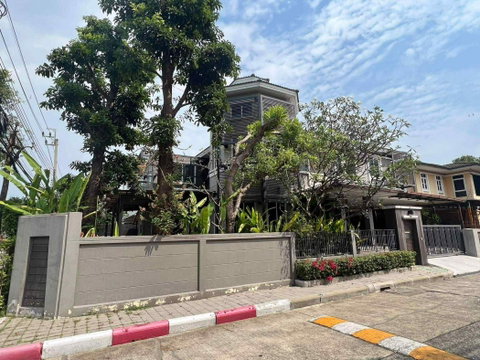 ให้ เช่า บ้านหรูทำเลดี 4 นอน 4 น้ำ หมู่บ้าน Golden Nakara อ่อนนุช 65- พระราม 9-มอเตอร์เวย์ 114 ตรว 2 ชั้น