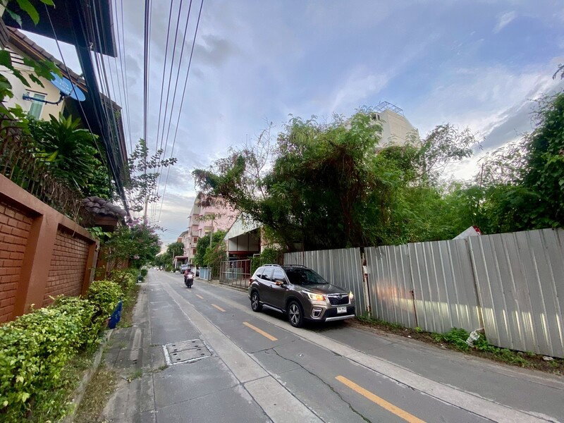 ขายถูก ที่ดินสวย ถมเรียบร้อย ซอยงามวงศ์วาน 25 แยก 25 เดินทางสะดวก ใกล้ทางด่วนพิเศษศรีรัช วัดบัวขวัญ เนื้อที่ 1 งาน, 20 ตร.ว.