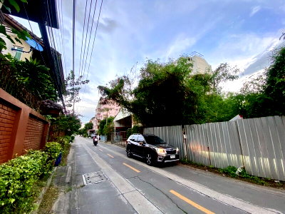 Land for sale Khae Rai Station : Urgent Sale! Ngamwongwan Soi 25, Intersection 25. Convenient location, close to Si Rat Expressway and Wat Buakhwan. Land area: 1 ngan 20 square wah.