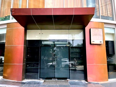 Shophouses for rent ม.เอเชียอาคเนย์ : over 200 car parking lots , good location on phetkasem mainroad , Commercial space for rent