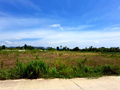 Land for sale Chonburi : 15 rai of land for sale in Bang Lamung, Chonburi, near the EEC Laem Chabang motorway. 