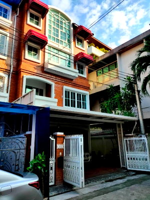 Twin houses for sale One Bangkok : Corner house , have lift in the house , A lot of space in the house Yenakart Residence