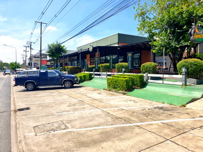 Land for sale : Land for sale with a commercial shop in front of Grand Ville Village, directly on Pathum Thani Main Road . Total area: 1 rai, 3 ngan, and 32.2 sq wah.