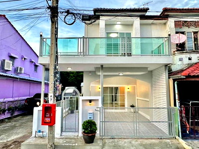 ทาวน์โฮม นนทบุรี : หลังมุม มีบริเวณด้านข้าง  #หมู่บ้านนันทิชา 3/8 บ้านกล้วย – ไทรน้อย  ทาวน์เฮ้าส์ 3 ห้องนอน  รีโนเวทใหม่
