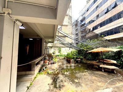 ที่ดิน เอไอเอ สาทร ทาวเวอร์ : ที่ดิน/บ้าน(เก่า)ใจกลางสาทรซอย 11 แยก 9 ตร.ว ล่ะ 38x,xxx