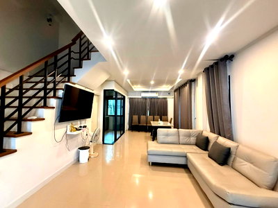 ทาวน์โฮมให้เช่า : 🏡 ทาวน์โฮมให้เช่า หลังใหญ่ แปลงมุม พร้อมเฟอร์นิเจอร์ครบชุด อยู่ในหมู่บ้านจัดสรร ทำเลดีมาก เดินทางสะดวก