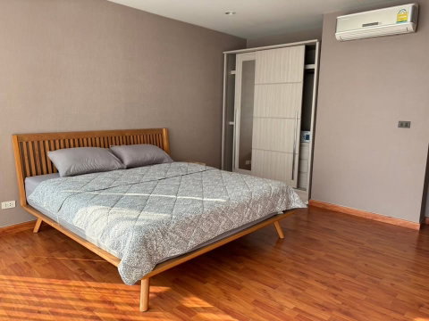 For rent The Rajdamri (The Rajdamri), fully furnished, 67 sq m, 1 bedroom, 1 bathroom, balcony, spacious with a beautiful view.