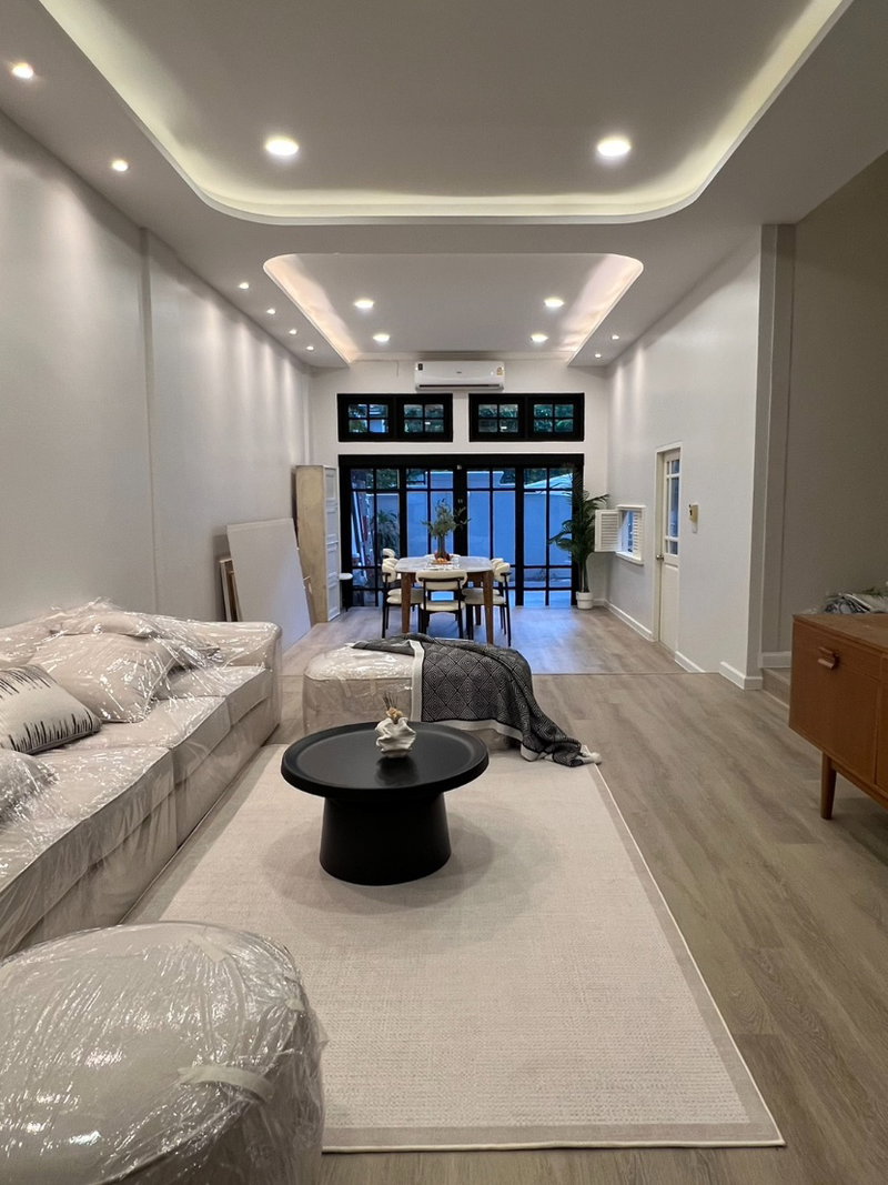 Townhouses for rent : Newly renovated! 5bed 4bath 260sqm. 2parking. Line id: @pfagent